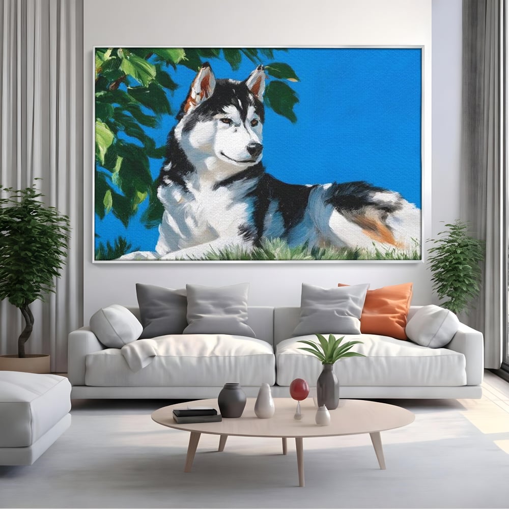 Tablou canvas cu tablou canvas cu husky sub copac, in rama de aluminiu argintiu, pe perete intr-un living